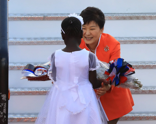 박 대통령 케냐 도착  아프리카를 순방중인 박근혜 대통령이 30일 오후(현지시간) 케냐 나이로비 조모 케냐타 국제공항에 도착, 환영 나온 한 어린이로부터 꽃다발을 전달받고 있다.